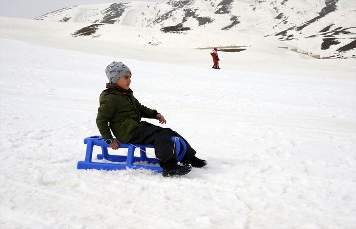Bitlis'te depremzedeler kayak yaparak eğlendi