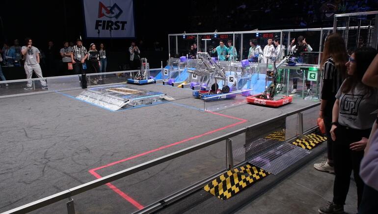 Demirören Medya Lisesi öğrencilerinden robotik yarışmada büyük başarı