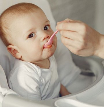 Günümüzde bebeklerin her türlü ihtiyacı için bir ürün bulunuyor ancak bir zamanlar her şey daha kısıtlıydı. Eskiden, bebekleri beslemek için sütannelerden veya hayvan sütlerinden yararlanılıyordu.