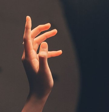 İnsanların parmakları diğer canlılara göre farklı. Hatta bazı insanların parmakları daha ince uzun iken bazı insanların daha kısa veya büyük olabiliyor. Peki, parmaklarımız neden farklı boylarda?