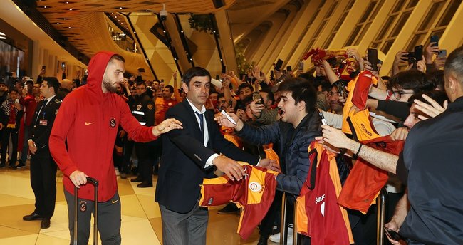 Galatasaray kafilesi, Bakü'de coşkuyla karşılandı