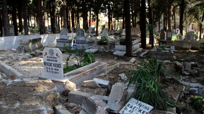 Hatay'da mezarlıklar da depremden zarar gördü