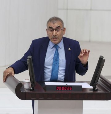 İYİ Parti Ankara Milletvekili Ayhan Altıntaş, sosyal medya hesabından yaptığı paylaşımda partisinden istifa ettiğini duyurdu. Açıklamasından iki saat sonra tekrar duyuru yapan Altıntaş, istifasını geri çektiğini bildirdi.
