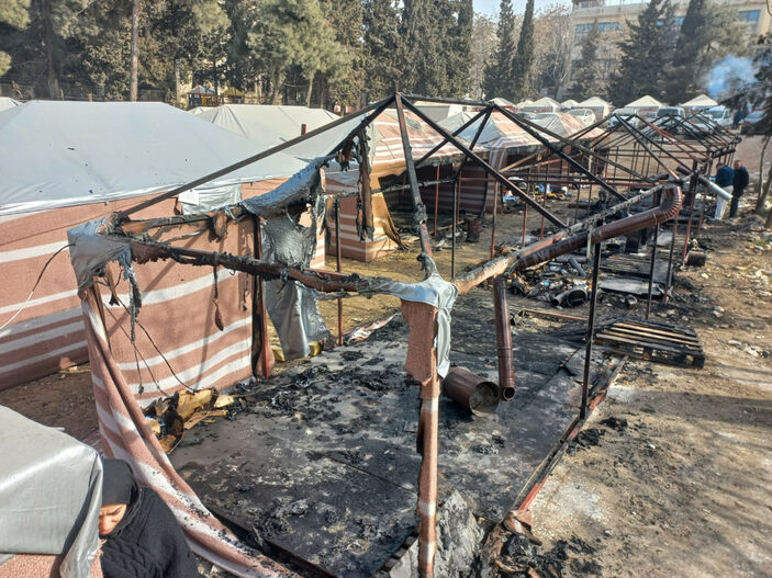 Kahramanmaraş'ta 7 çadır yandı, 2 depremzede yaralandı #1