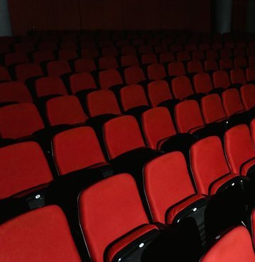 Sinemalarda genellikle kırmızı koltukların tercih edildiğini fark etmişsinizdir. Her şehirde ve ülkede farklılık gösteren sinema koltukları genellikle kırmızı tercih edilir.