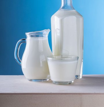 Süt ve süt ürünleri tüketildiği zaman bazı insanlarda yorgunluk ve uyku hissiyatı artabiliyor. Konuya dair araştırma yapan bilim insanları sütün gerçekten uykuya yardımcı olup olmadığına açıklık getirdi.