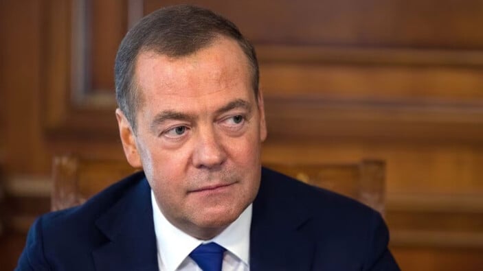 Dmitriy Medvedev: Muhtemelen yeni bir dünya savaşının eşiğindeyiz
