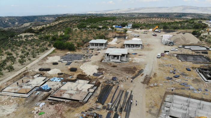 Hatay'da yapımına başlanan köy evlerinin temelleri yükseliyor